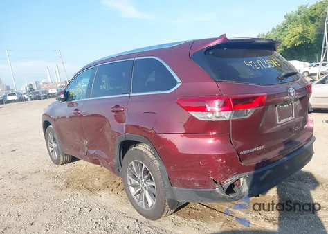 2018 Toyota Highlander Xle z USA, uszkodzony, nr VIN 5TDJZRFH8JS906164